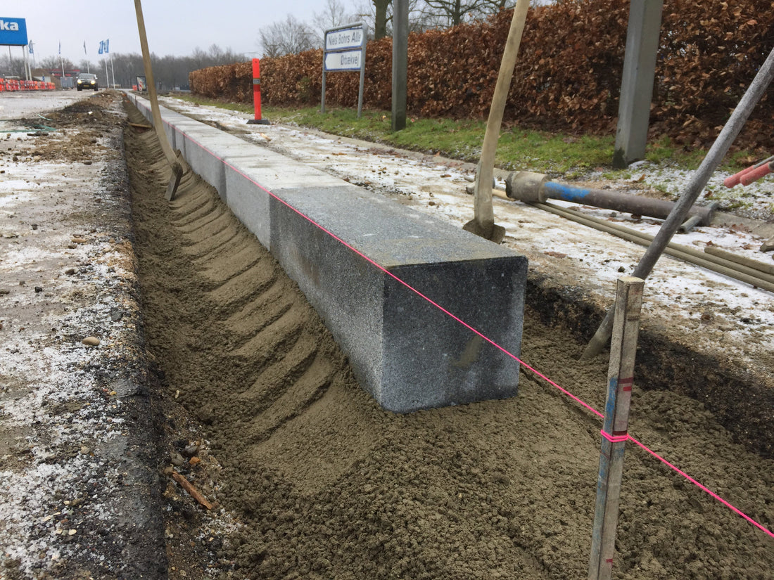 Granitblokke lægges til Odense Letbane. Pink snor viser linjen.