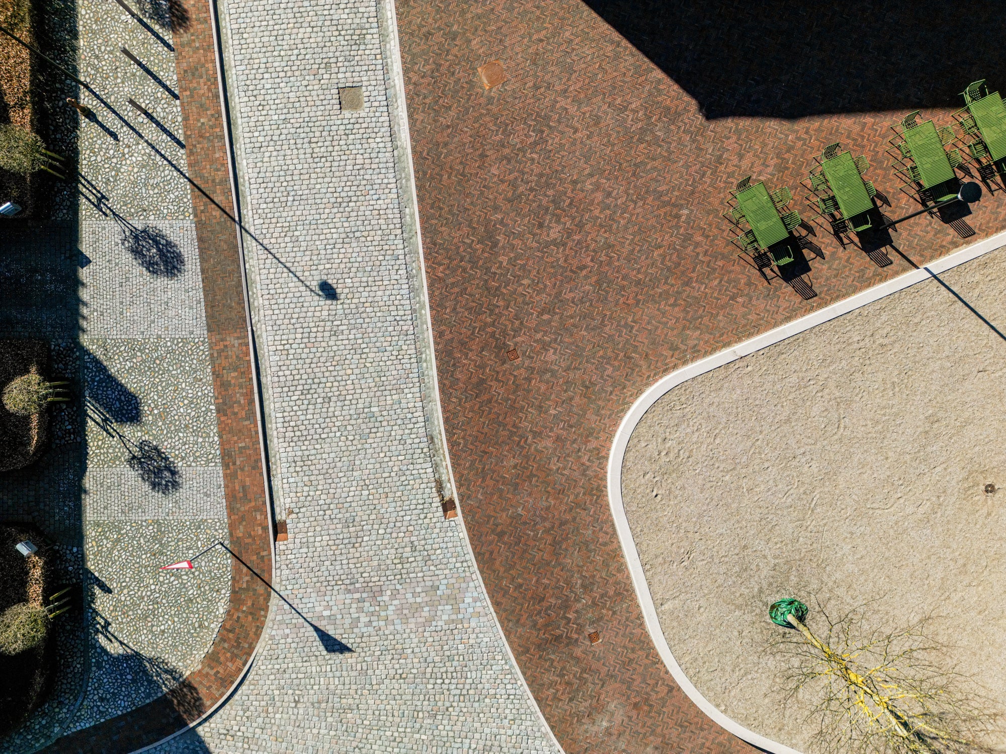 Luftfoto af nyrenoveret byrum i Højer med belægning, møbler og beplantning.