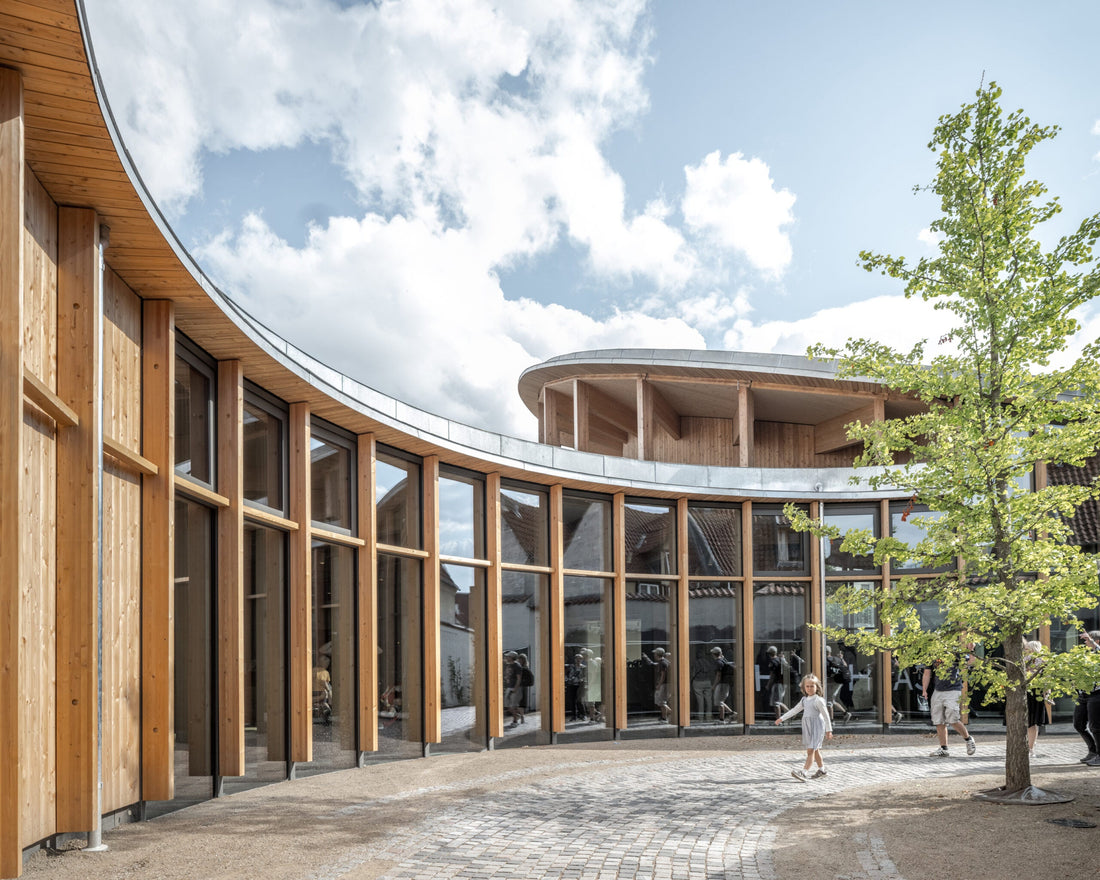 H.C. Andersens Hus i Odense. Moderne arkitektur med træ og glas. Pige går forbi.