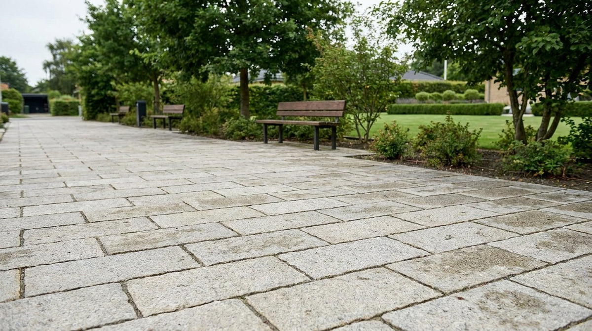6 cm naturstensfliser lagt på gågade