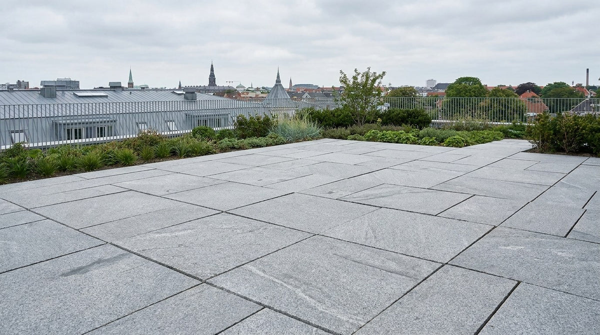 2 cm naturstensfliser på tagterrasse