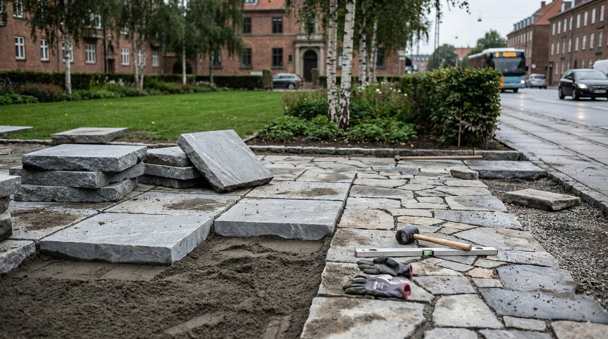 Udførelse af belægning med 40x40x8 fliser i natursten på et offentligt byrum