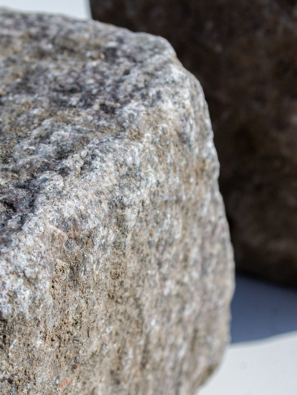nærblik af grå, brugt chaussesten med slidt overflade og nordisk mix farver.