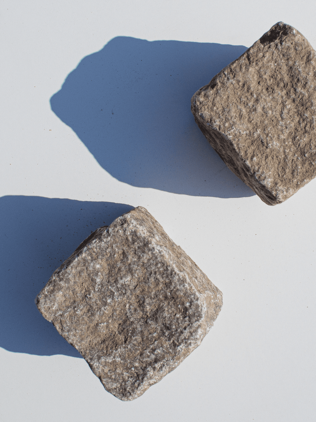 to chaussesten i nordisk mix, set ovenfra med skygger på hvid baggrund.