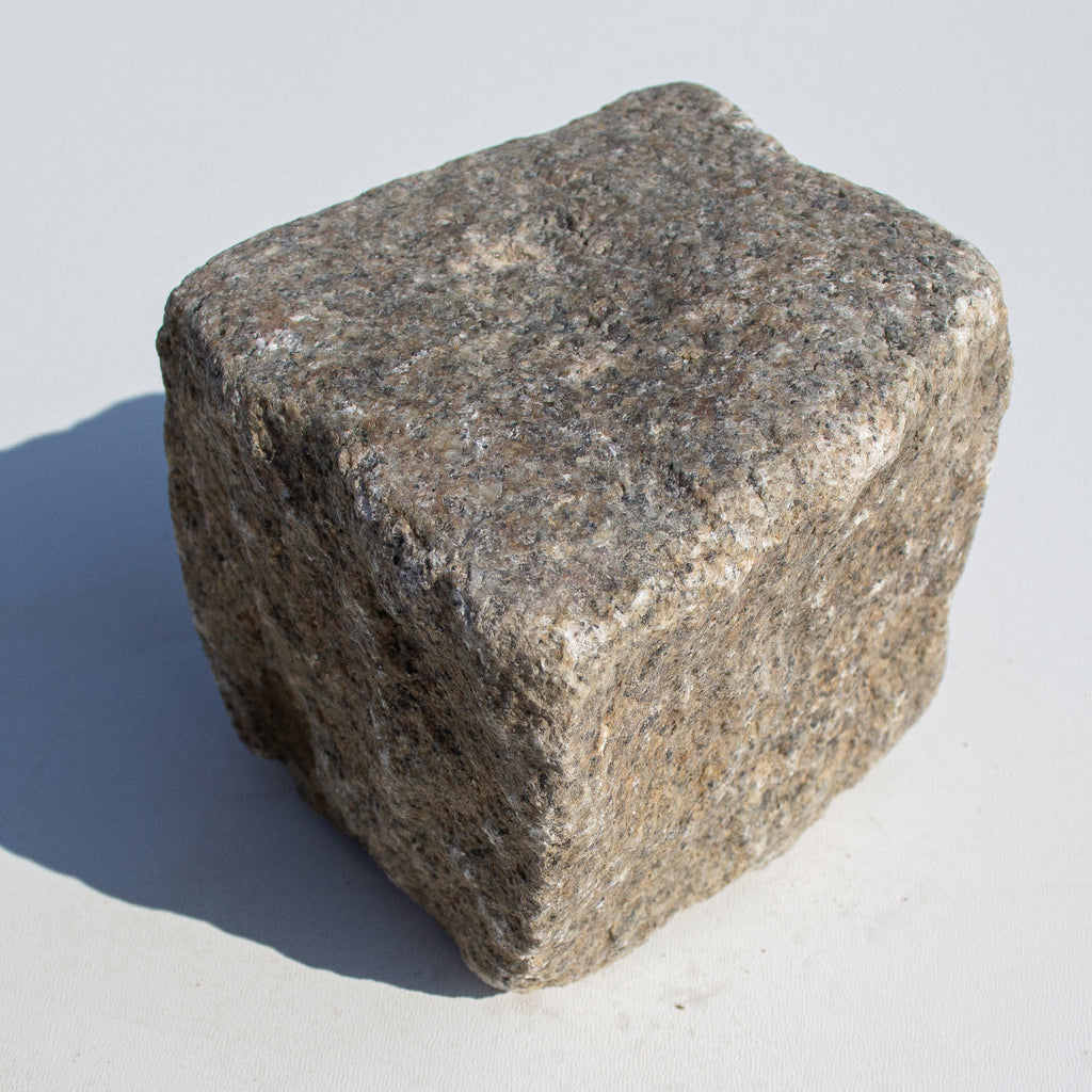 chaussesten i nordisk mix. brugt, slidt granitsten i grå og brune nuancer.