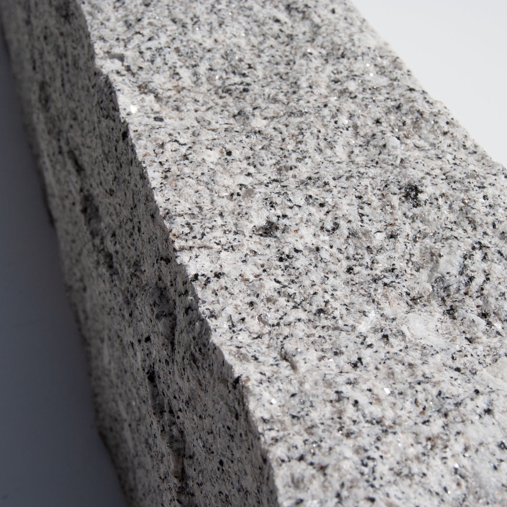 Kløvet kantsten, Portugisisk i lys grå