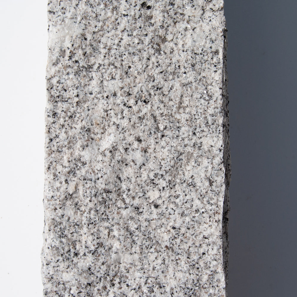 Kløvet kantsten, Portugisisk i lys grå