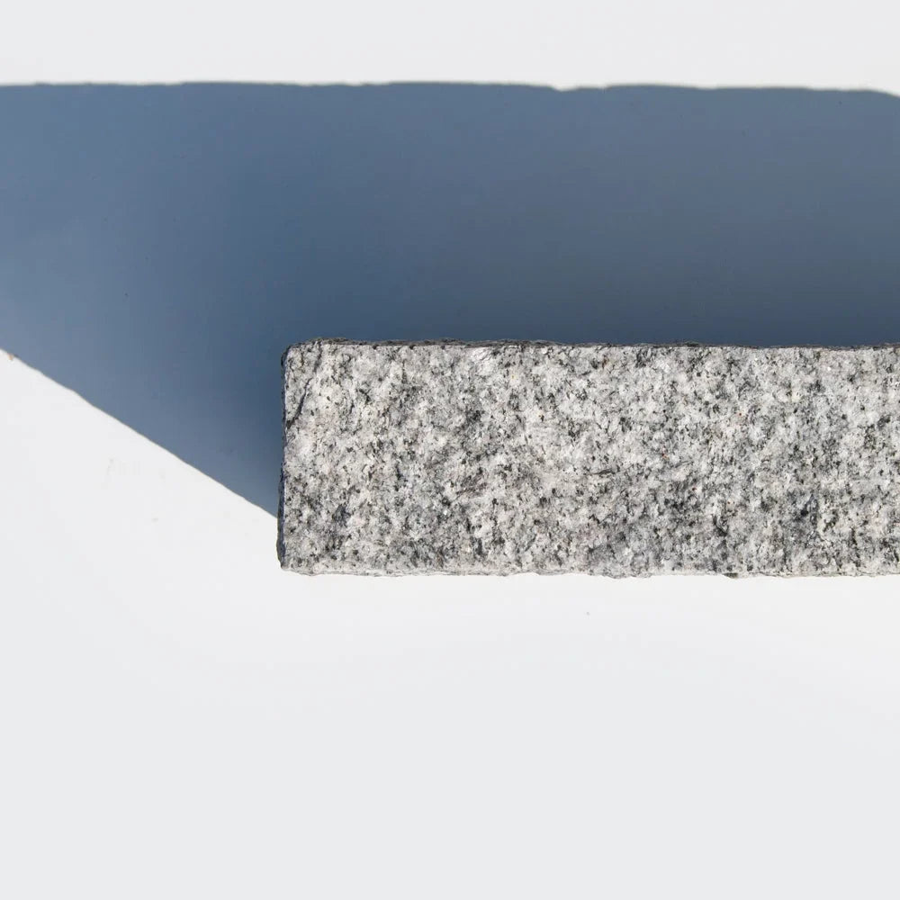 Kantsten Kuppam i lys grå