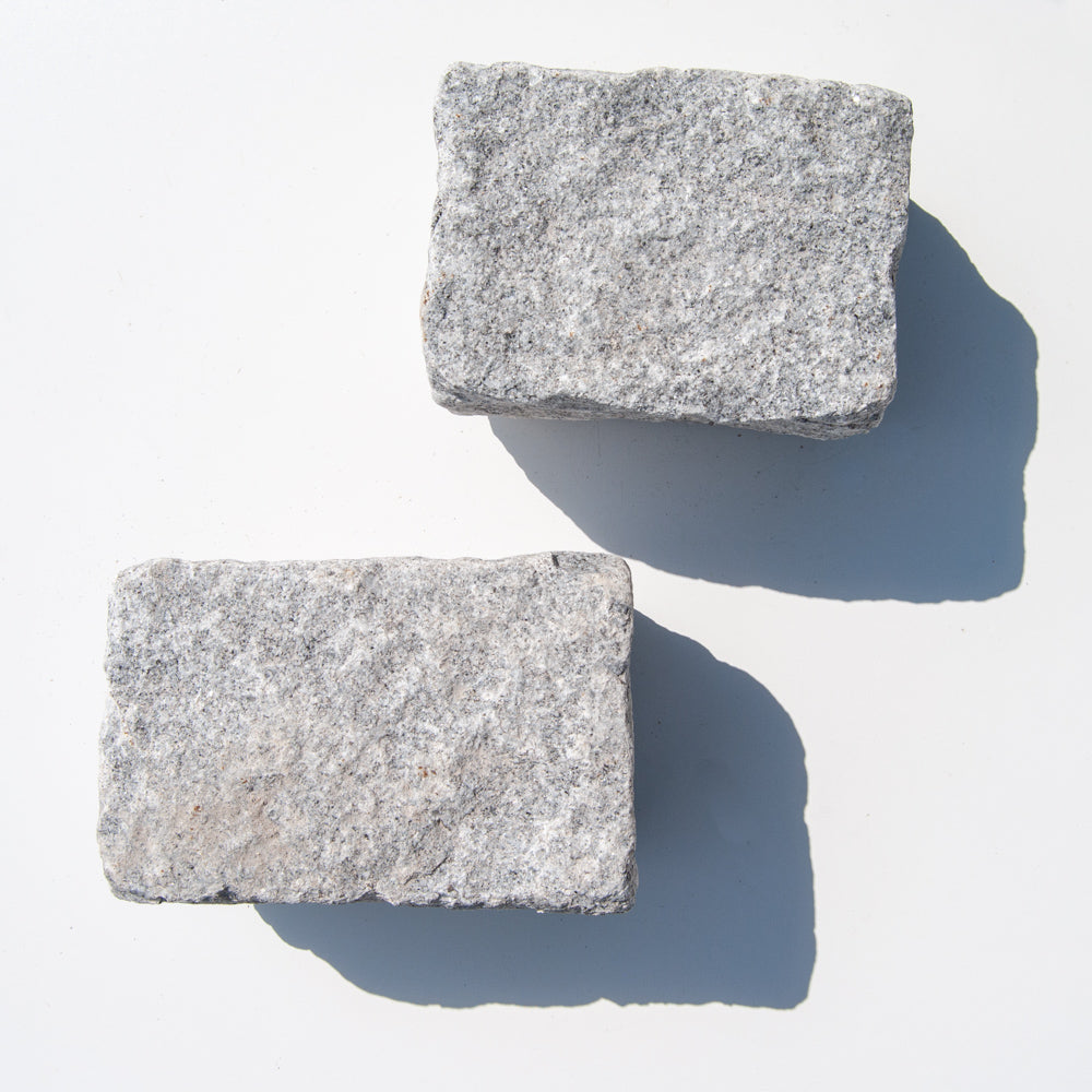 Brosten, Portugisisk i lys grå