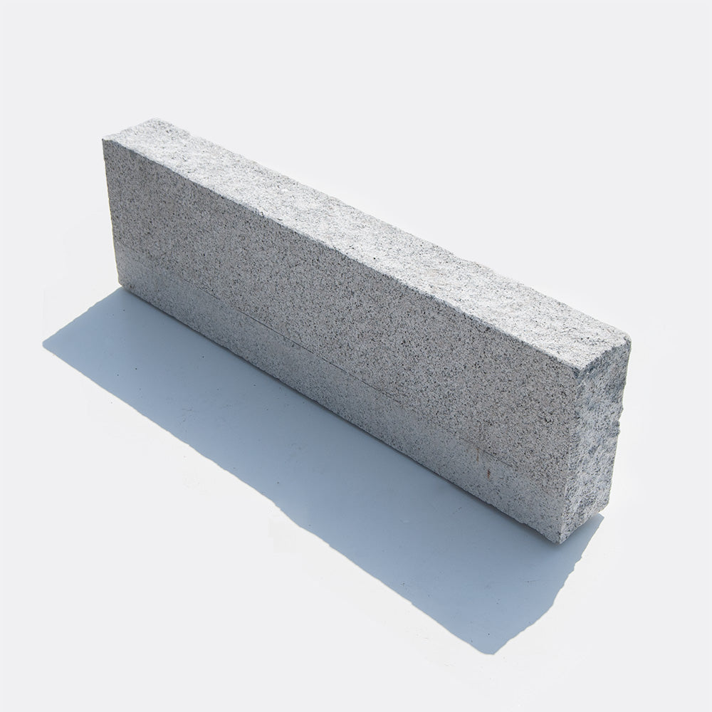 Kantsten med stokhugget front og kløvet top