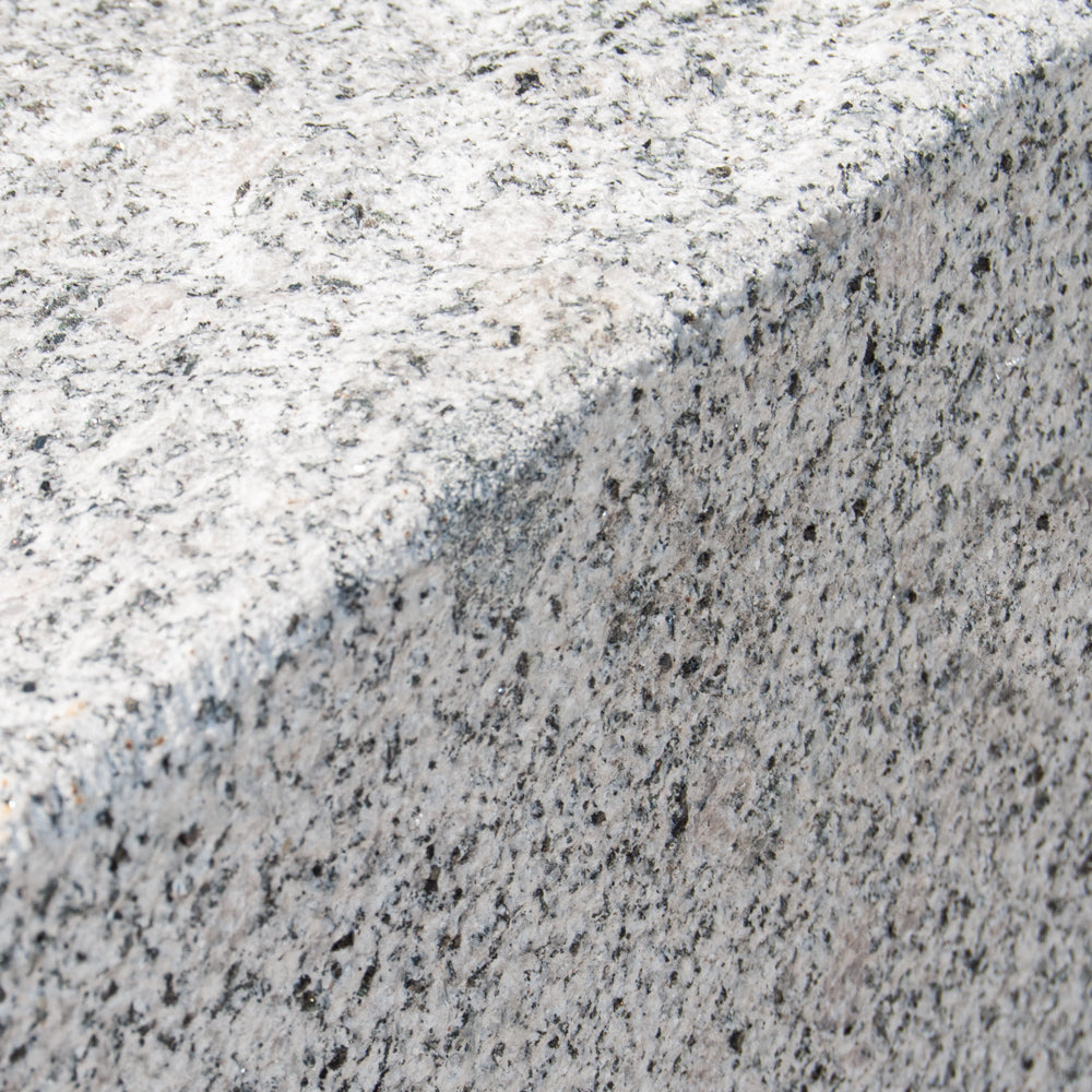 Kantsten med stokhugget front og kløvet top