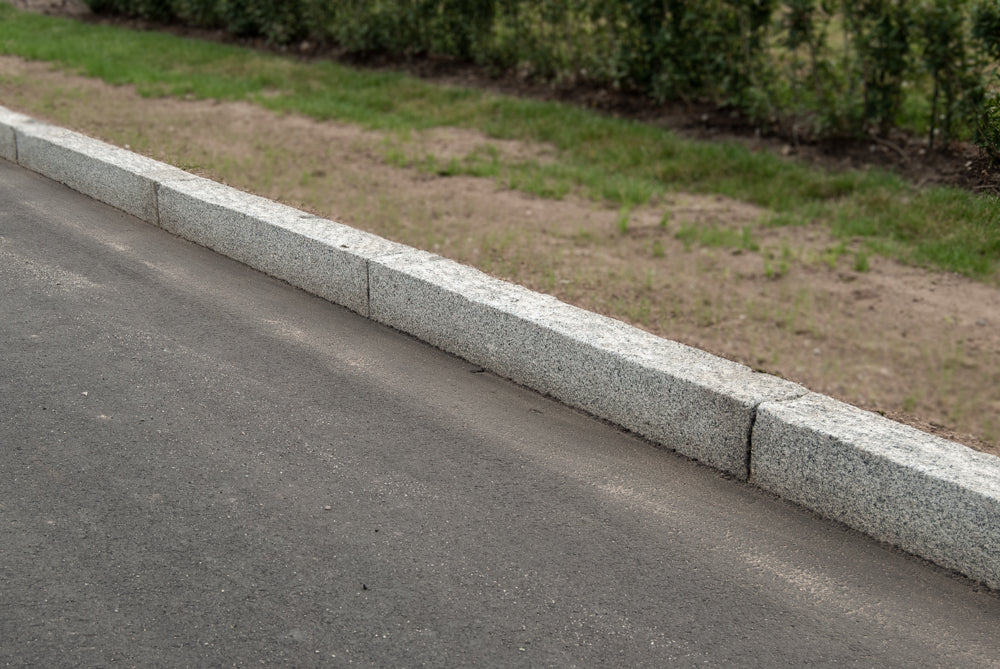 Kantsten med stokhugget front og kløvet top