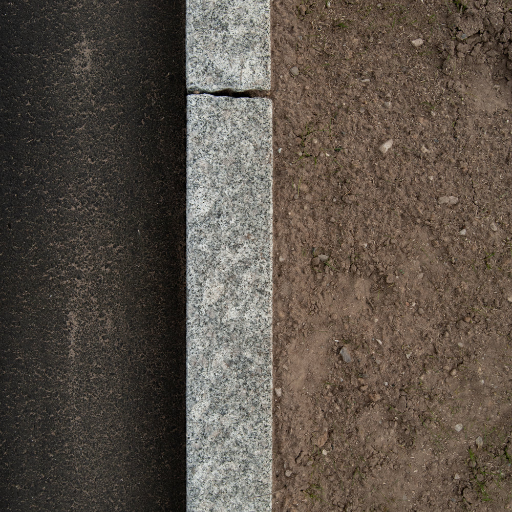 Kantsten med stokhugget front og kløvet top