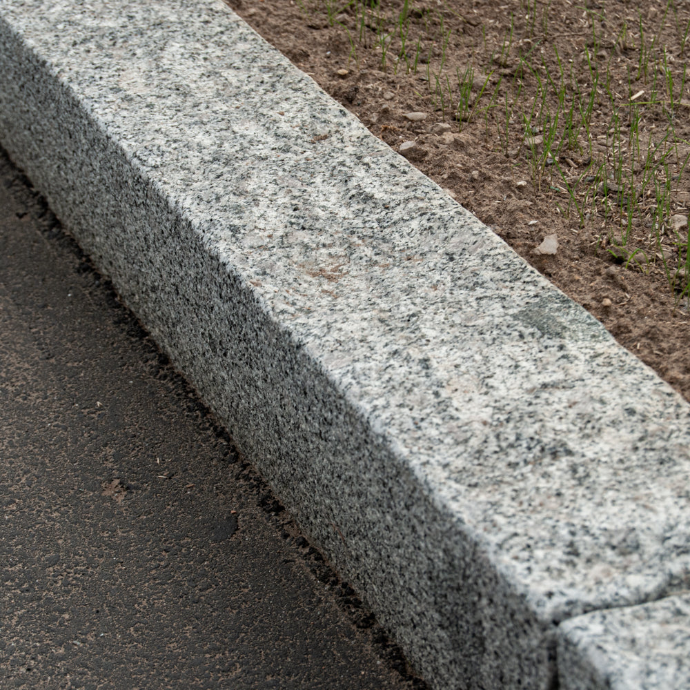 Kantsten med stokhugget front og kløvet top